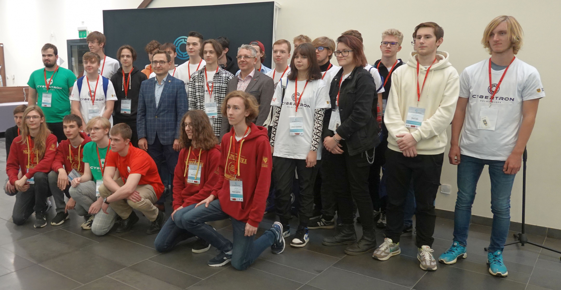 Uczestnicy gry o Cybertron i jej prowadzący na zdjęciu grupowym.
